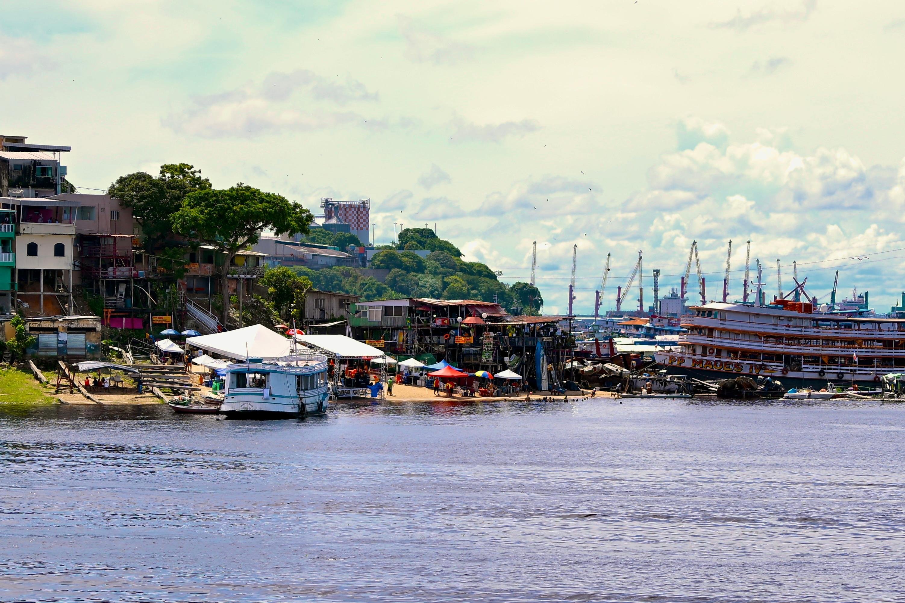 Praia da Ponta Branca é desocupada, limpa e entregue às famílias do Educandos