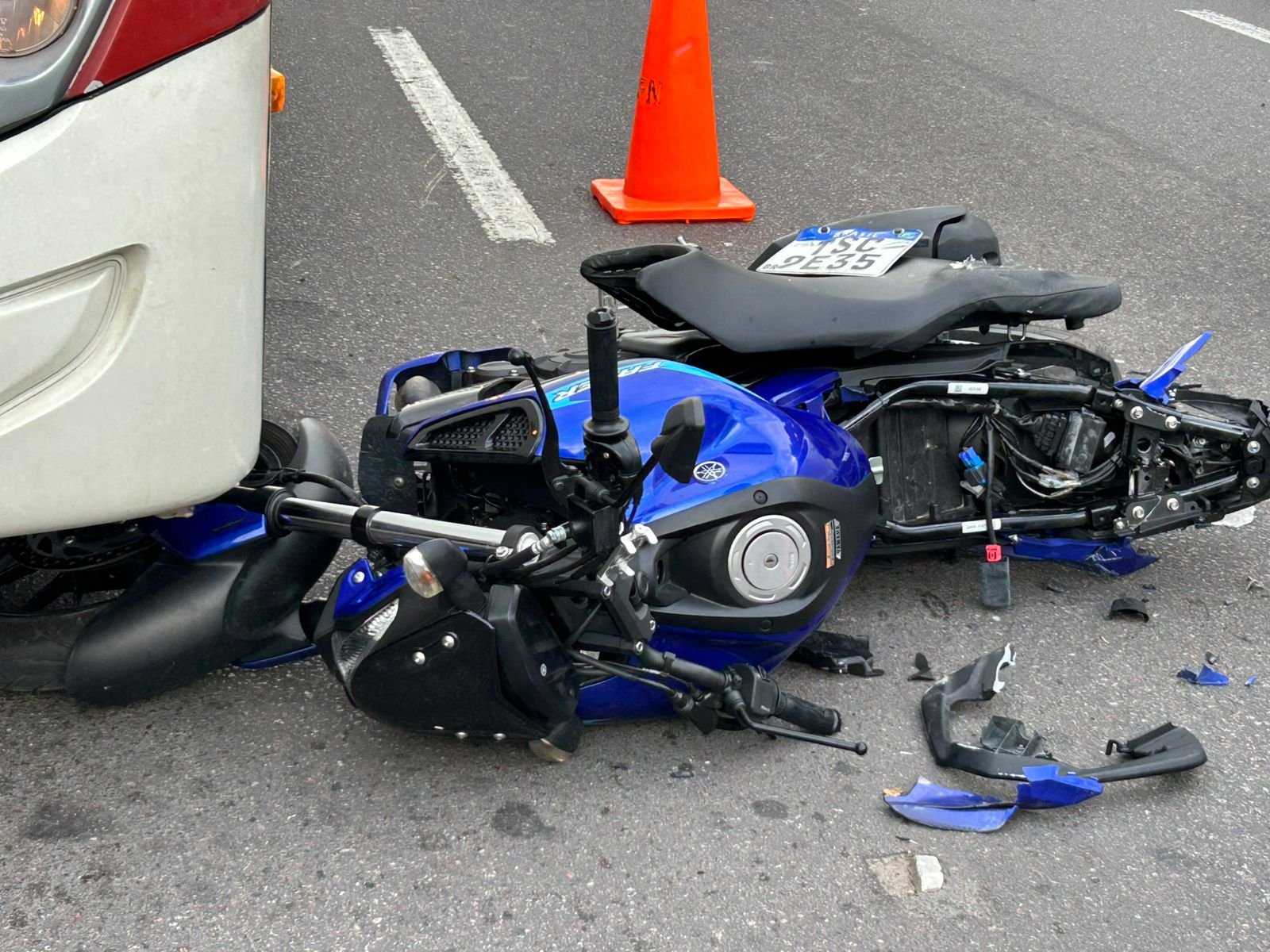 Motociclista colide com ônibus após ser "fechada" por caminhão na Avenida das Torres