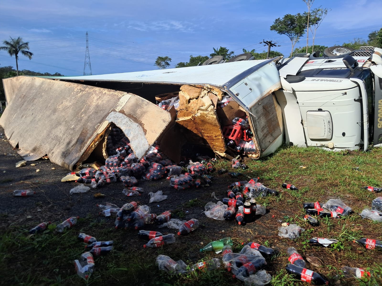 Caminhão carregado de refrigerantes tomba em curva na AM-010