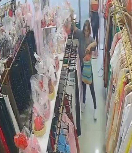 Com rapidez e sacolas cheias, mulheres furtam comércio na Zona Leste; vídeo