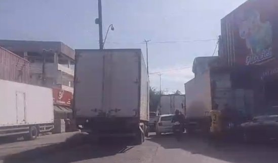 Pane de caminhão trava Av. Hilário Gurjão e causa engarrafamento em Manaus