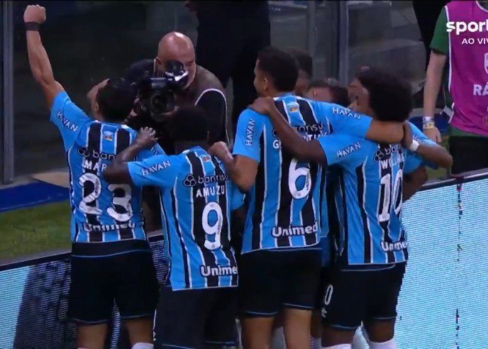 Grêmio vence o Inter e larga na frente na final do Gauchão