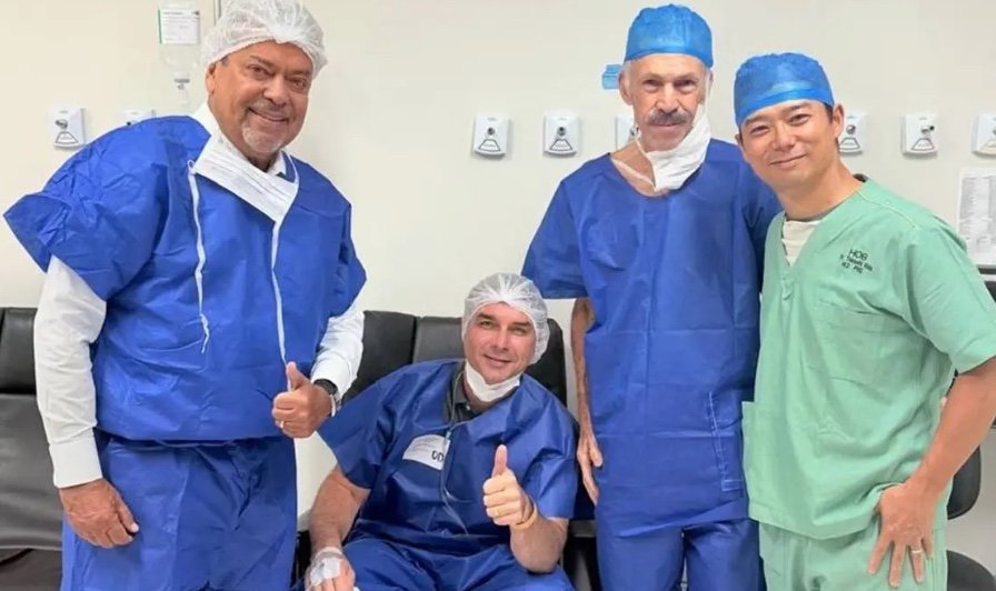 Flávio Bolsonaro passa por duas cirurgias em Brasília