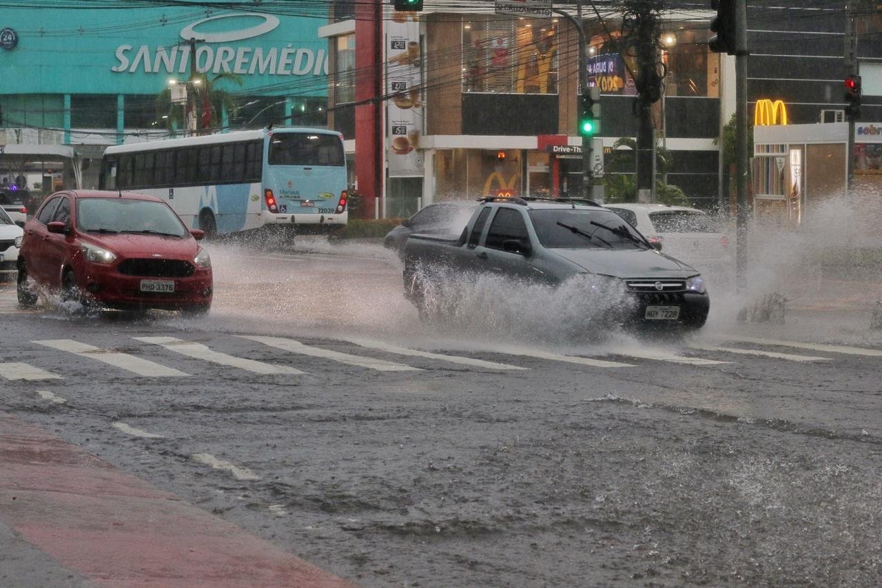 Chuvas em Manaus: Defesa Civil atende 13 ocorrências e monitora riscos de desabamento