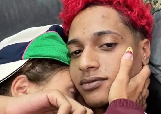 Foragido, Oruam posta foto romântica com a noiva: "Sempre comigo"