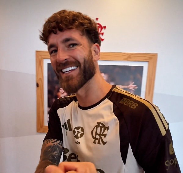 Léo Pereira recebe aplausos do elenco do Flamengo após 1ª convocação à Seleção Brasileira