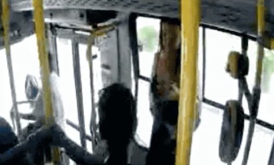 Janela se quebra e mulher é arremessada para fora de ônibus em SP; vídeo