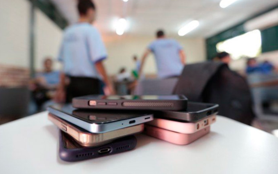 MEC avalia impacto do primeiro ano da lei que limita celular em escolas