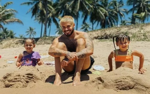 Indireta? Zé Felipe curte praia com filhos na Bahia e publica post enigmático