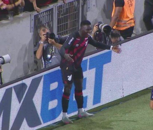 Athletico atropela o Botafogo e assume vice-liderança do Brasileirão