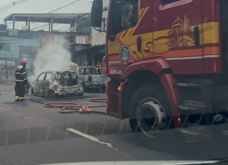 Carro pega fogo e é destruído na Avenida Brasil; veja vídeo