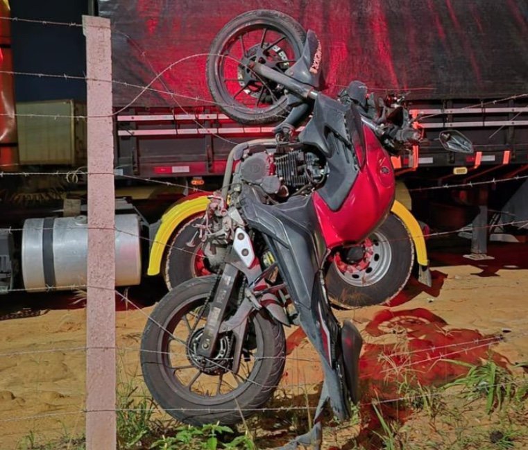 Motociclista morre após perder o controle e colidir com cerca de arame farpado em Manaus