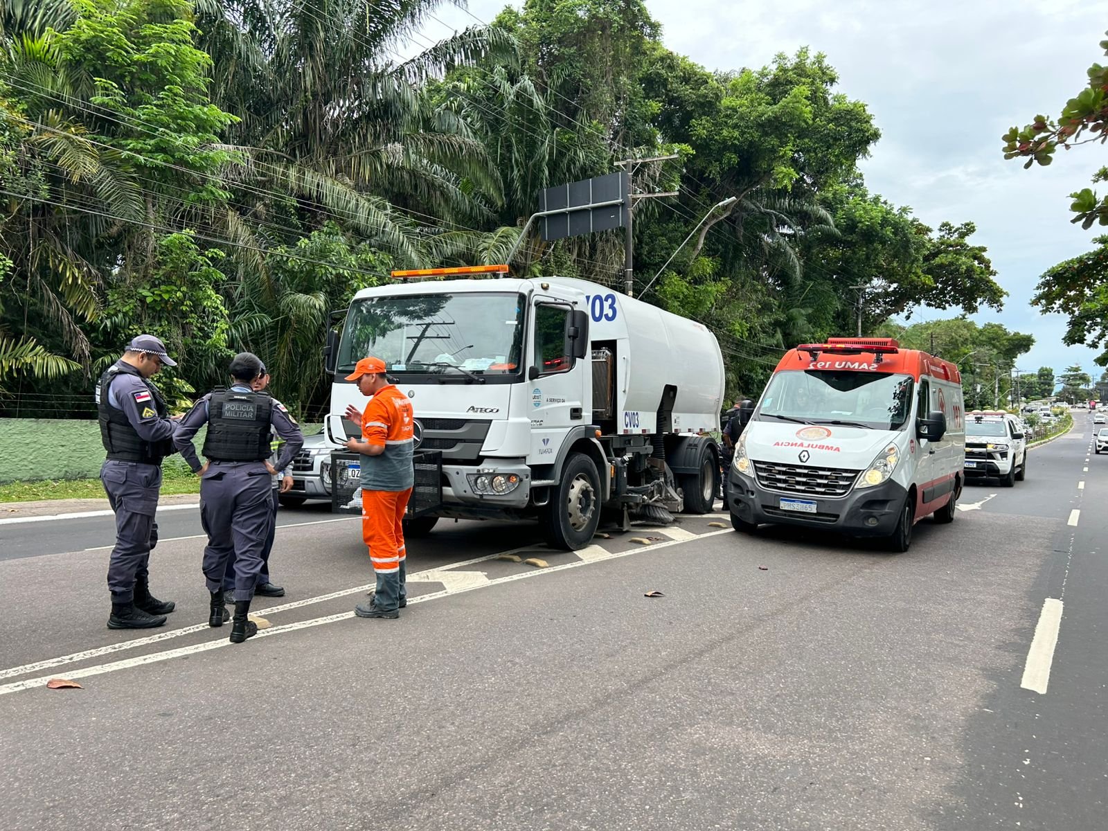 Motociclista fica gravemente ferido ao colidir com traseira de caminhão no São Jorge