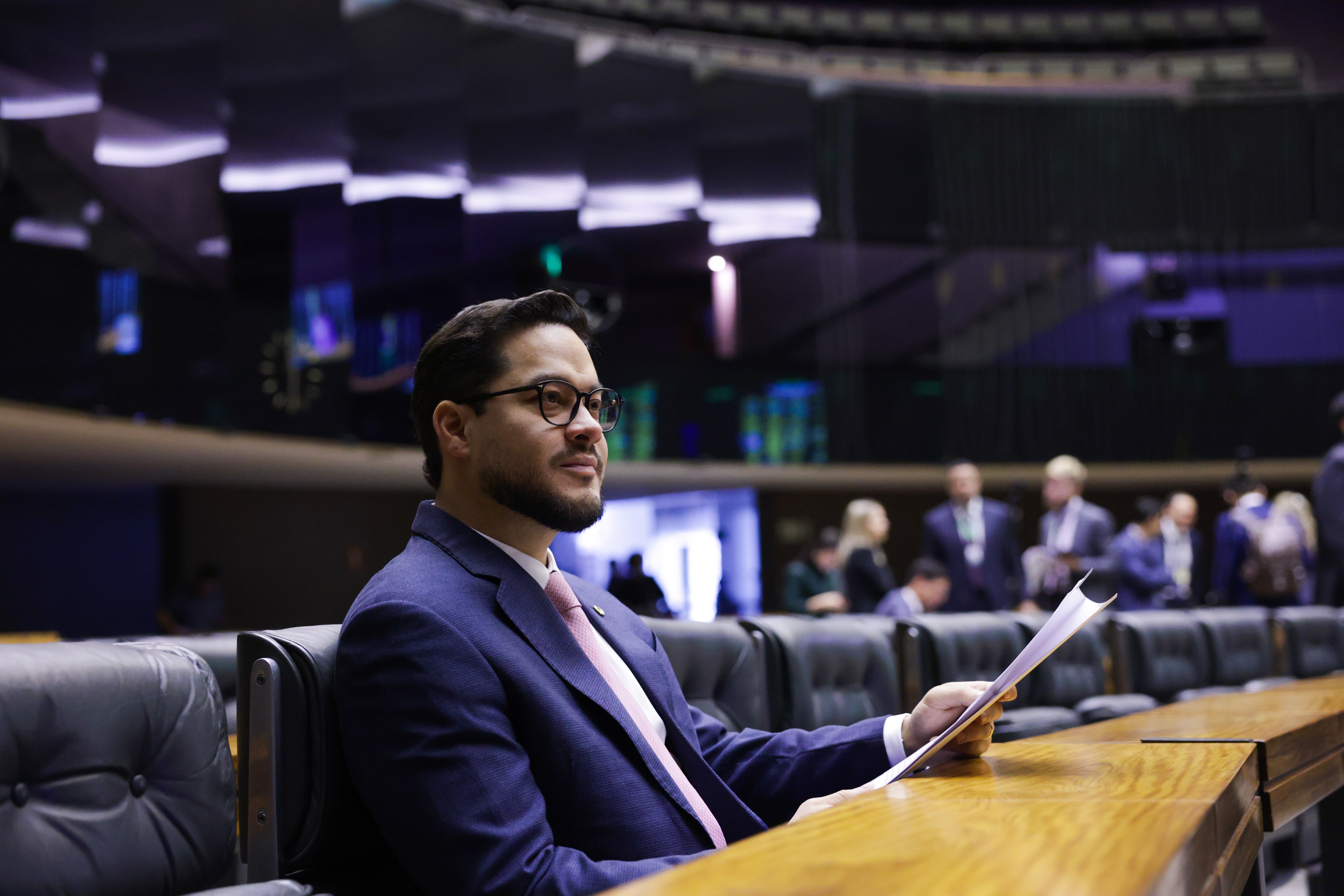 Adail Filho vota por projetos que ampliam proteção e direitos das mulheres