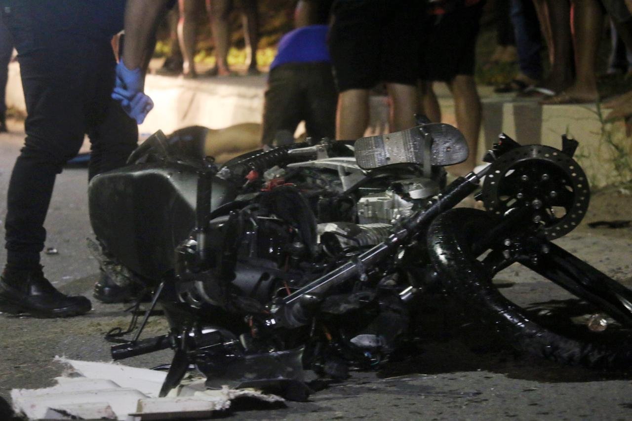 Acidente entre carreta e motocicleta deixa um morto e criança em estado grave em Manaus