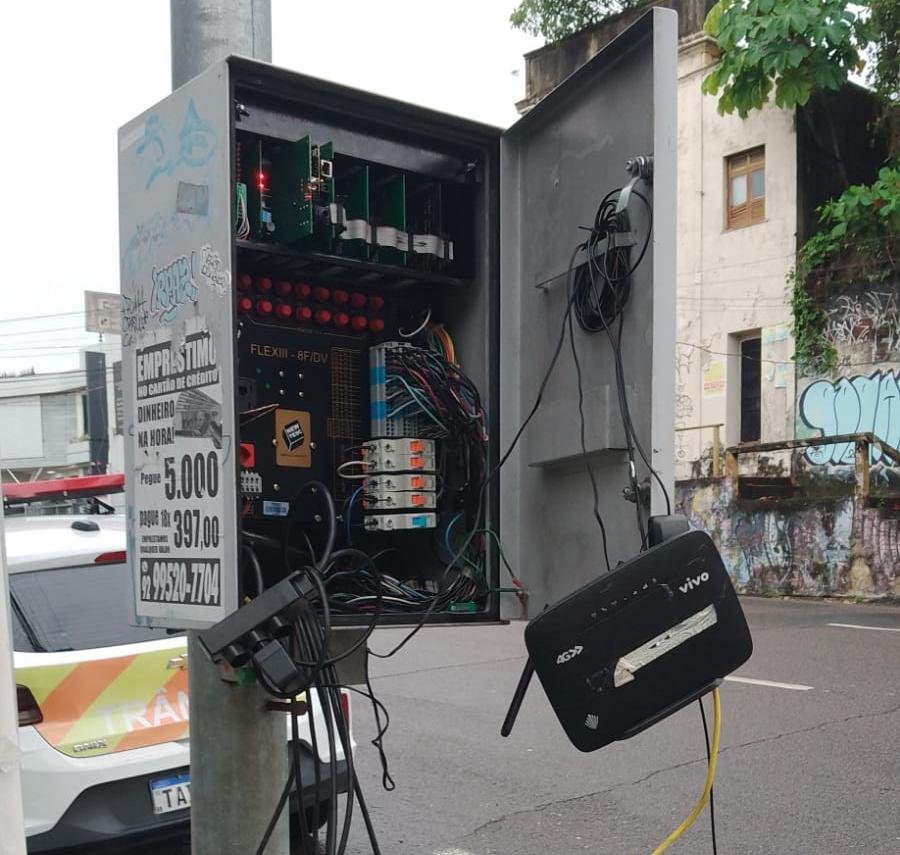 Semáforo da Getúlio Vargas é destruído por vândalo e gera risco de acidentes