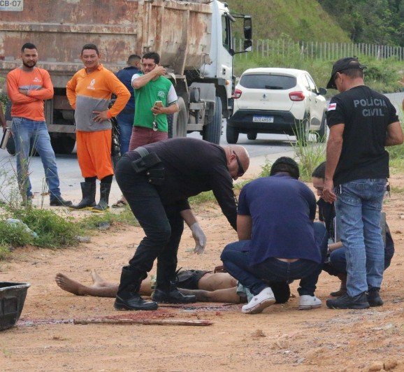 Jovem é encontrado morto com cinco tiros em terreno no Jorge Teixeira