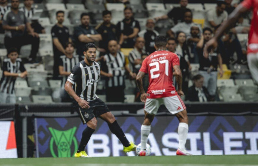 Atlético vence Internacional por 1 a 0 e conquista primeira vitória no Brasileirão