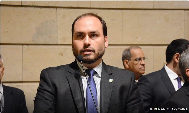 Carlos Bolsonaro ataca opositor com termo chulo e cita "bumbum guloso" em postagem