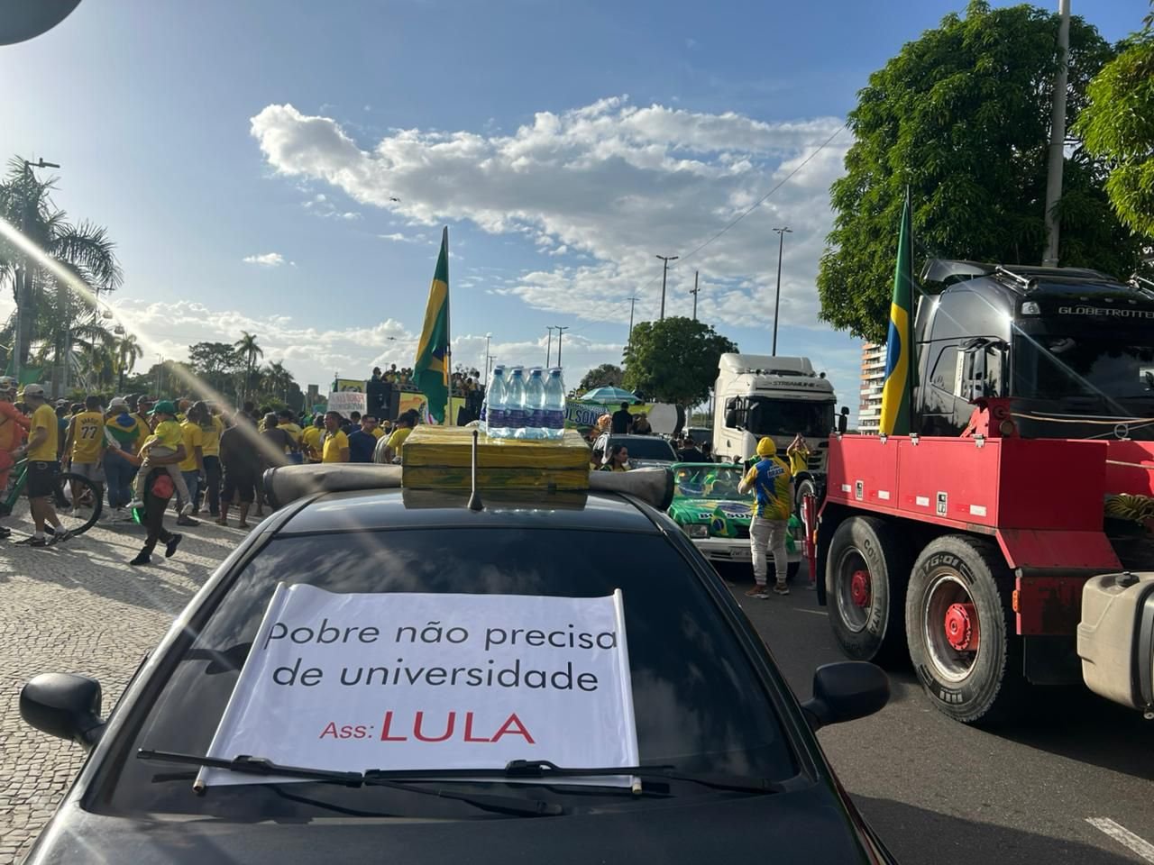 "Acorda Brasil": Manifestantes ocupam a Ponta Negra em apoio a Flávio Bolsonaro
