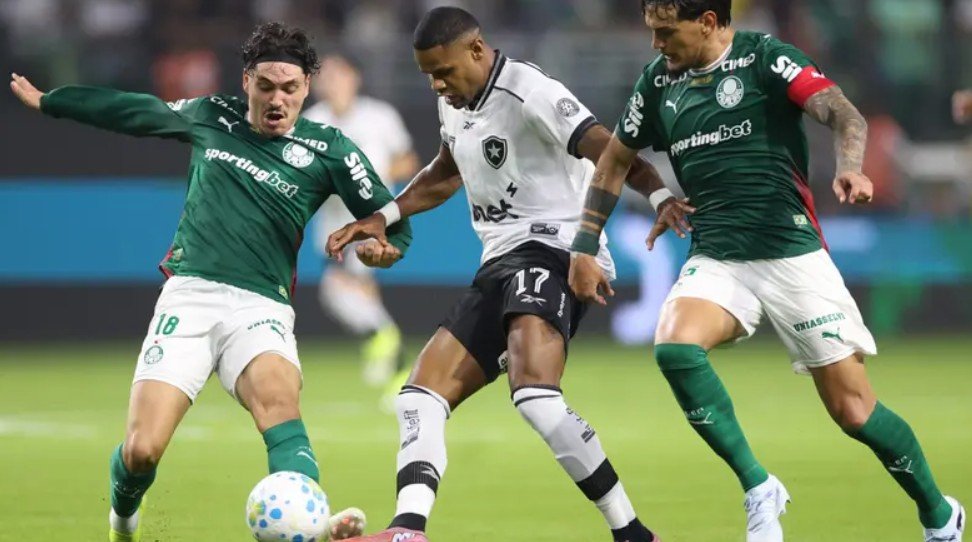 Palmeiras bate Botafogo no Allianz e cola na liderança do Brasileirão