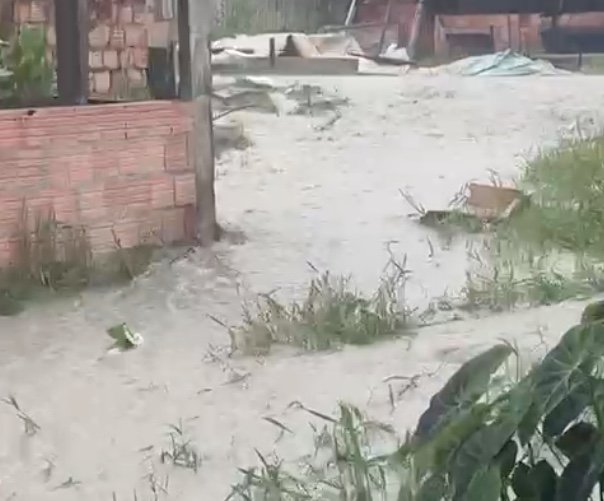 Chuva severa deixa ruas submersas e transforma vias em "cachoeiras" na capital; vídeos