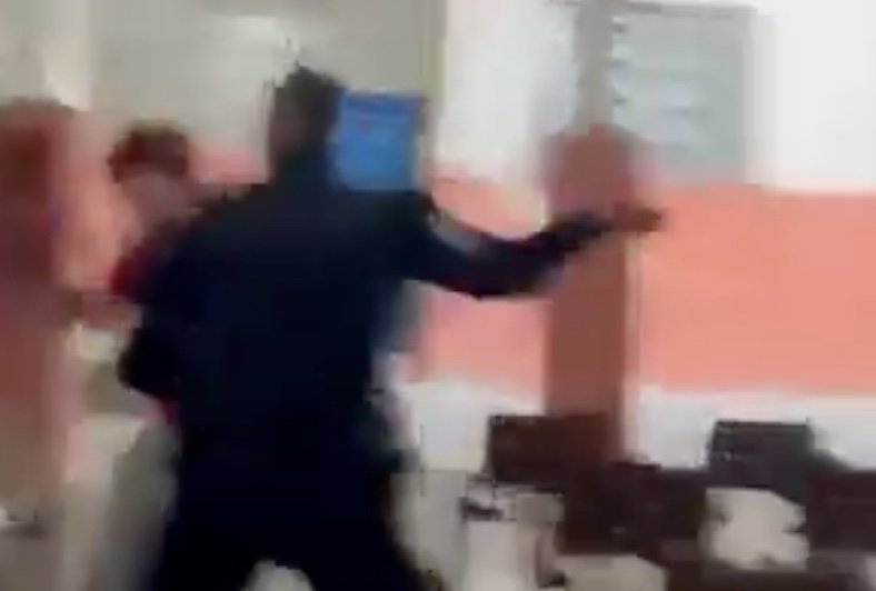 PM agride estudantes durante protesto em escola do Rio de Janeiro