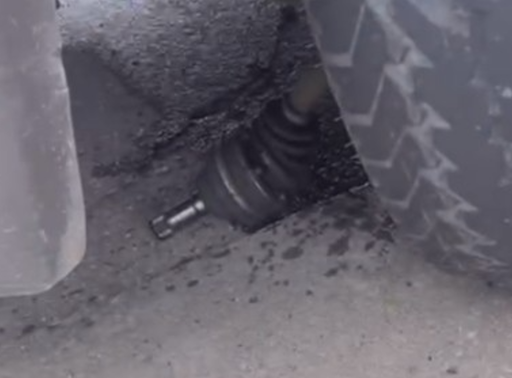 Falha na suspensão faz roda se soltar e provoca acidente na av. das Torres