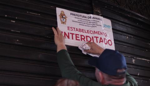 Sucataria que funcionava como bar no Centro de Manaus é interditada