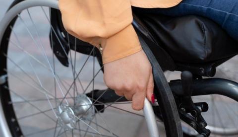 Marido bêbado é preso após espancar esposa cadeirante no Tancredo Neves