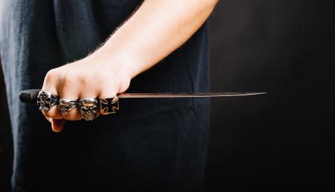 Armado com faca, homem ataca policiais e é baleado durante cumprimento de mandados em Pauini