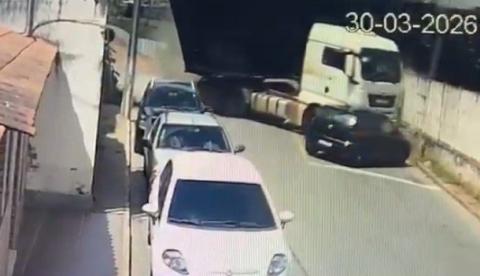 Trem colide com carreta, arrasta dois carros e causa acidente impressionante em MG