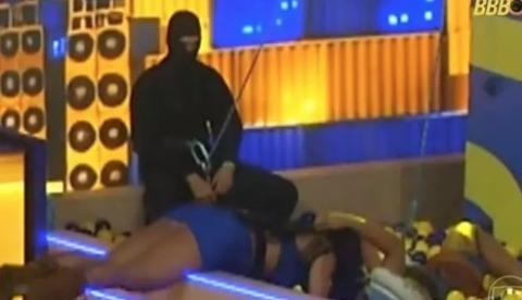 Chaiany e Marciele se beijam "escondidas" e web reage: "Caiu no canto do boto"