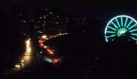 Apagão atinge Ponta Negra e deixa moradores e turistas no escuro; vídeo