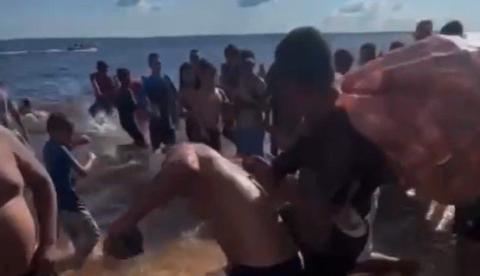 Suspeito de importunar criança é espancado por banhista na Ponta Negra