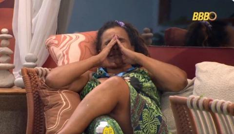 Após discussão pesada com Ana Paula, Solange desaba no choro e ora na varanda da casa