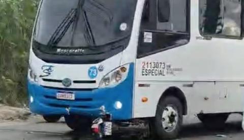 Motociclista fica preso sob ônibus no Puraquequara e sobrevive; vídeo