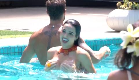 Jordana cumpre promessa e pula na piscina do BBB26 sem parte de cima do biquíni; veja
