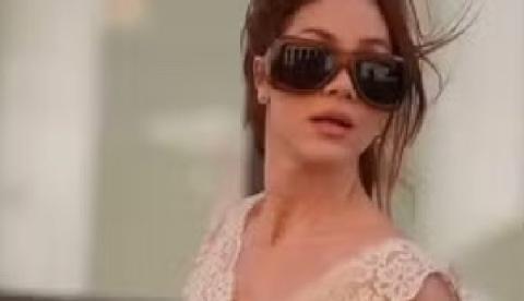 Giovanna Ewbank rouba cena em Paris e deixa tatuagem íntima à mostra