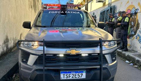 Traficantes abordam PM e roubam arma em beco no Coroado