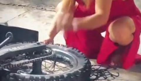 Mulher destrói motocicleta após suposta traição em show do Pablo em Manaus; vídeo