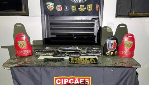 PM apreende 13 tabletes de cocaína escondidos em mesa de plástico em Coari