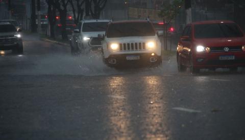 Chuvas fortes colocam Amazonas em alerta até terça-feira
