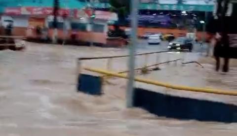 Vídeo: Igarapé da Avenida Brasil transborda e vira "rio" durante temporal em Manaus