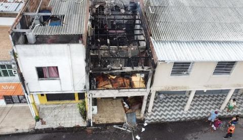 Incêndio destrói andar superior de casa no bairro Redenção; vídeos