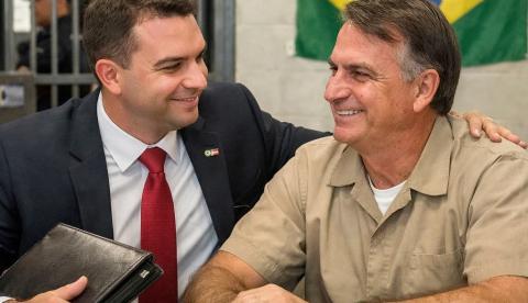 Flávio Bolsonaro se torna advogado do pai e amplia acesso diário