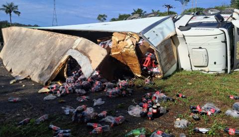 Caminhão carregado de refrigerantes tomba em curva na AM-010
