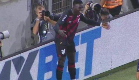 Athletico atropela o Botafogo e assume vice-liderança do Brasileirão