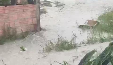 Chuva severa deixa ruas submersas e transforma vias em "cachoeiras" na capital; vídeos