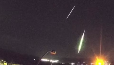 Dois meteoros cruzam o céu em menos de um minuto no Rio Grande do Sul; veja vídeo
